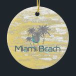 Ornamento De Cerâmica Miami-Beach, Flórida, Palmas, Grunge Legal<br><div class="desc">Esta ilustração "Miami Beach, Flórida Palms on yellow grunge background" parece legal em T-shirts, capas de iphone e mais produtos. Design por Inge Lewis. presente ou lembrança de excelente para quem ama South Beach. Localizar mais itens correspondentes na loja ingeinc.com</div>