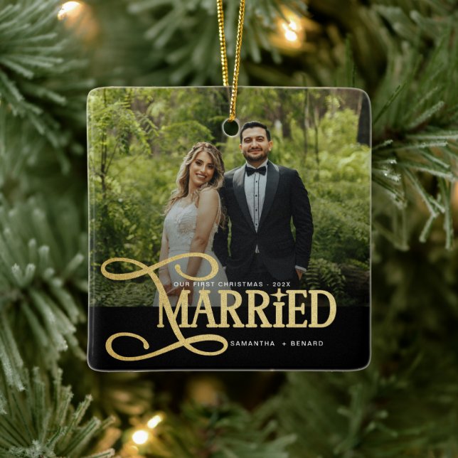 Ornamento De Cerâmica Minimal First Christmas Married Couples Photo (Árvore)