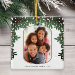 Ornamento De Cerâmica Mistletoage Foliage - Frame 2 Fotos Natal<br><div class="desc">Este encantador Enfeites de natal mostra uma foto vertical dentro de uma armação arredondada,  realçada com uma borda embutida na frente. A parte de trás oferece espaço para uma foto adicional.</div>