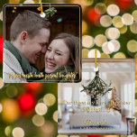 Ornamento De Cerâmica Mistura de Citação Mínima de Script Elegante Moder<br><div class="desc">Celebre o amor e a alegria da estação com este adorável ornamento minimalista moderno de manutenção, perfeito para recém-casados e casais. Este elegante ornamento de dois lados apresenta uma frase emocionada de Shakespeare, "Presente mirth com presente riso", lindamente escrito em ximersão de ouro na frente, enquadrando uma acalentada foto de...</div>