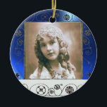 Ornamento De Cerâmica MODELO DE FOTOGRAFIA MÁGICO, ESPADRE Azul<br><div class="desc">Rodovalho branco e preto elegante com uma Gemstone 3d brilhante</div>