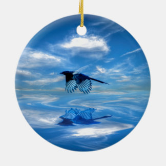 Ornamento De Cerâmica Mole Azul Voadora e Céu Refletido