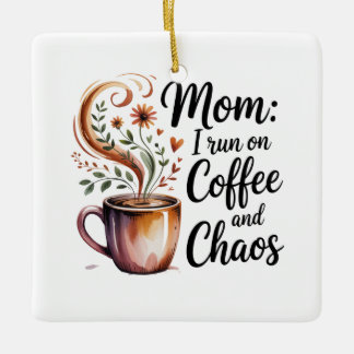 Ornamento De Cerâmica Mom I Run On Coffee And Chaos