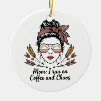 Ornamento De Cerâmica Mom I Run On Coffee And Chaos
