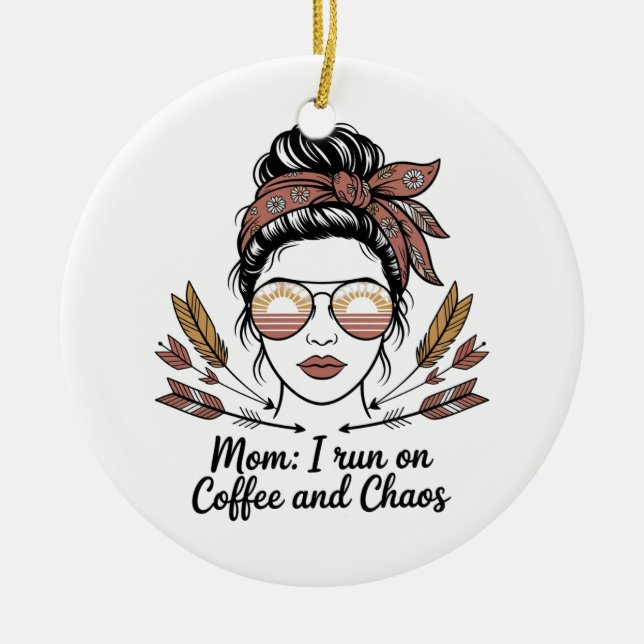 Ornamento De Cerâmica Mom I Run On Coffee And Chaos (Frente)