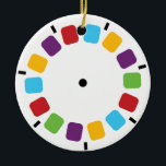 Ornamento De Cerâmica Monitor Colorido Reel Retro Modern<br><div class="desc">O design para este Enfeites de natal redondo foi inspirado por um brinquedo infantil clássico. Lembrem-se dos Natal de ontem com este design nostálgico. Esta ilustração colorida mostra um rolo do Viewmaster em cores brilhantes: vermelho, azul brilhante, amarelo ensolarado, roxo e verde claro contra um fundo branco com acentos pretos....</div>