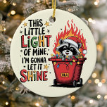Ornamento De Cerâmica Monograma da Corrente de Incêndio de Dumpster<br><div class="desc">Adicione um caos alegre à sua decoração de férias com este Enfeites de natal esquisito, apresentando um guaxinim malicioso numa lixeira flamejante com a frase "Esta Pequena Luz da Minha, Vou Deixá-la Brilhar." Perfeito por adicionar um traço de humor à estação, este ornamento inclui espaço para um monograma, fazer-o um...</div>