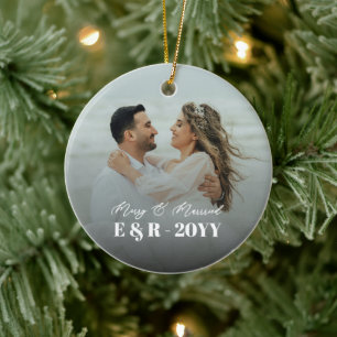 Ornamento De Cerâmica Monograma de Ano Novo de Casados Felizes Foto de R
