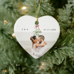 Ornamento De Cerâmica Monograma de Foto de Casamento do Mistletoe Newlyw<br><div class="desc">Prepare o seu primeiro Natal junto com a nossa amante Mistletoe Newlyweds. Personalizada para as memórias alegres dos recém-casados com sua foto favorita de casamento,  assim como uma ilustração de mistério de aquarela,  seus nomes e monogramas,  e data dos núpcias. 🎄 📸 ✨ #FirstChristmasJoy #PersonalisedKeepsasaame</div>