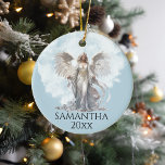 Ornamento De Cerâmica Monograma do Anjo de Natal Feriado<br><div class="desc">Este design foi criado através da arte digital. Pode ser personalizado escolhendo a opção personalizar. Entre em contato comigo em colorflowcreations@gmail.com ou use a opção de bate-papo na parte superior da página se desejar ter este design em outro produto. Veja mais das minhas criações ou siga-me em www.facebook.com/colorflowcreations, www.instagram.com/colorflowcreations, www.twitter.com/colorflowart...</div>