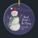 Ornamento De Cerâmica Monograma do Clube de Leitura de Bonito Snowman<br><div class="desc">Adorável leitura do grupo do clube de livros para enfeitar sua árvore de férias. Leia,  Beba e Seja Feliz neste feriado! Possui um bonitão de neve com fundo azul. Monograma com o nome e o ano de presente dos seus amigos.</div>