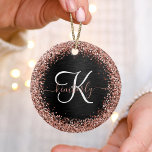 Ornamento De Cerâmica Monograma do Sparkle preto com brilho Dourado com<br><div class="desc">Personalize facilmente esse design de ornamento cerâmico elegante,  de tendência,  com brilho bonito de ouro rosa em um fundo metálico escovado preto.</div>