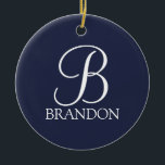 Ornamento De Cerâmica Monograma e Nome de Script Personalizado Azul-mari<br><div class="desc">Monograma personalizado e Dif de nome apresentam um monograma personalizado no estilo de fonte e nome do script clássico branco no estilo de fonte de serif clássico branco no fundo azul do marinho. Perfeito para feriado,  reagrupamento familiar e quaisquer ocasiões especiais.</div>