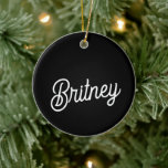 Ornamento De Cerâmica Monograma e Nome Personalizados de Branco Preto Mo<br><div class="desc">O moderno Monograma Personalizado Branco Branco e o Ornament Cerâmico de Nome seria um na moda e elegante aditamento ao seu decoro de férias ou como guardião para ocasiões especiais. O clássico design preto e branco, combinado com seu monograma e nome personalizado, faz dele uma decoração única e apreciada. É...</div>