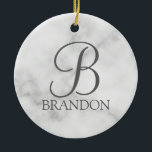 Ornamento De Cerâmica Monograma e Nome Personalizados de Script de Ângul<br><div class="desc">Monograma Personalizado e Dif de Nome apresentam monograma personalizado no estilo de fonte do script clássico da cinza e nome no estilo de fonte da serif clássica da cinza em fundo de mármore branco. Perfeito para feriado, reagrupamento familiar e quaisquer ocasiões especiais. Observe que os detalhes do mármore são simulados...</div>