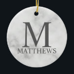 Ornamento De Cerâmica Monograma e Nome Personalizados do Marble Branco<br><div class="desc">Monograma Personalizado e Dif de Nome apresentam monograma personalizado e nome no estilo de fonte de serif clássico da cinza em fundo de mármore branco. Perfeito para feriado, reagrupamento familiar e quaisquer ocasiões especiais. Observe que os detalhes do mármore são simulados no trabalho de arte. Não será utilizado nenhum mármore...</div>