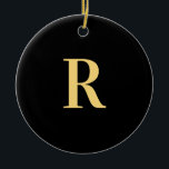 Ornamento De Cerâmica Monograma Moderno Dourado<br><div class="desc">Esta é uma design de monograma moderna e personalizada. Essa design contemporânea está em tendências ao preto e ao ouro, com a tipografia do na moda. É perfeito para um presente personalizado ou um favor de festa, ou ideal como um novo na moda para a sua decoração natal festiva neste...</div>