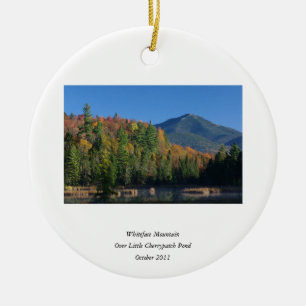 Ornamento De Cerâmica Montanha Whiteface sobre Pequeno Pond de Cherrypat