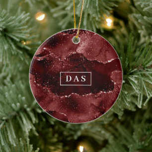 Ornamento De Cerâmica Moody Agate   Monograma de Garnet Vermelho de Henn