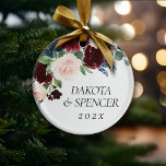Ornamento De Cerâmica Moody Passions | Rosa De Vinho Roxo Dramático<br><div class="desc">Drama e intrigas encontram elegância sofisticada nesta paleta de cor de tom joalharia moody, com floral de aquarela pintada manualmente em tons roxos luxuosos de vinho, bourdeaux e sangria empoeirada embelezada por sotaques botânicos verdes. Da coleção "Boho Bloom", esse layout incorpora um rico buquê de flor silvestre boêmica com flores...</div>