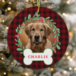 Ornamento De Cerâmica Morte de Natal do Cão Vermelho e Xadrez Negra<br><div class="desc">Adicione um toque rústico ao seu decoro de férias com esta foto personalizada de cão de xadrez de búfalo vermelho e preto no ornamento de natal. Apresentando uma coroa festiva com folhas verdes e bagas ao redor da foto de seu animal de estimação, esta ornamentação é perfeita para amantes de...</div>