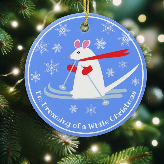 Ornamento De Cerâmica Mouse de Natal no Skis texto personalizado (Criador carregado)