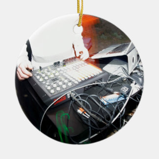 Ornamento De Cerâmica Música de mistura de EDM DJ em uma mostra