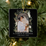 Ornamento De Cerâmica Natal Botânico Eucalyptus Greenery Personalizado<br><div class="desc">Nosso "Eucalyptus Greenery Personalizado de Natal Engraçado Botânico" é uma deliciosa expressão da estética cottagecore, com um adorável eucalipto verde e coroa de água botânica. A design mostra uma fúria de folhagem mínima que adiciona um toque elegante à temporada de festas. Em preto clássico e eterno, esse ornamento expele um...</div>