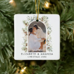 Ornamento De Cerâmica Natal Botânico Eucalyptus Greenery Personalizado<br><div class="desc">Elevem seu decoro de Natal com nosso "Eucalyptus Greenery Coerente de Natal Personalizado". Inspirada pelo encanto da estética cottagecore, este ornamento apresenta uma coroa de aquarela botânica e uma coroa de folhagem minimalista, trazendo elegância eterno à sua árvore de Natal. Você pode personalizá-la com sua foto favorita, fazer-la como uma...</div>