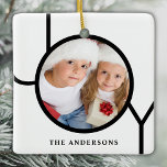 Ornamento De Cerâmica Natal branco de foto de nome personalizado<br><div class="desc">Este moderno Ornamento Fotográfico de Natal é decorado com a palavra JOY em preto sobre fundo branco. Facilmente personalizável com sua foto e seu nome.</div>