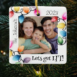 Ornamento De Cerâmica Natal Colorido Foto Natal<br><div class="desc">Envie sua alegria de feriado nesta temporada com um Enfeites de natal personalizado 'Vamos Leve'! Apresentando uma exibição brilhante e ousada das luzes que rodeiam sua foto de família, seu nome e ano, este ornamento certamente dará uma impressão duradoura. Coloque o toque perfeito no seu feriado com este design único...</div>