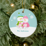 Ornamento De Cerâmica Natal da Família Snowmen<br><div class="desc">Enfeites de natal personalizado com uma ilustração vetorial adorável e única de um casal de bonecos de neve com sua pequena família de bonecos de neve parados na neve em um fundo azul de inverno. Personalize-o com os seus nomes, data de aniversário de casamento, ou qualquer texto da sua escolha...</div>