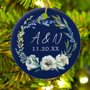 Ornamento De Cerâmica Natal de Casamento Floral Azul do Monograma Elegan