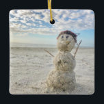 Ornamento De Cerâmica Natal de Férias na Flórida de Snowman Beach<br><div class="desc">Encontrei esta cara na praia e não pude resistir a capturá-lo. Desejando-lhe as saudações mais calorosas da Flórida e que este boneco de neve,  o Shellman,  faz-te sorrir!</div>