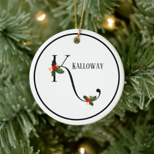 Ornamento De Cerâmica Natal Holly Monogramas - Letra K personalizada