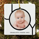 Ornamento De Cerâmica Natal para Bebê Personalizado<br><div class="desc">Este moderno Ornamento Fotográfico de Natal é decorado com a palavra JOY em preto sobre fundo branco. Facilmente personalizável com sua foto e seu nome.</div>