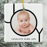 Ornamento De Cerâmica Natal para Bebê Personalizado<br><div class="desc">Este moderno Ornamento Fotográfico de Natal é decorado com a palavra JOY em preto sobre fundo branco. Facilmente personalizável com sua foto e seu nome.</div>