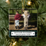 Ornamento De Cerâmica Natal Personalizado da Xadrez Rustic One Photo Vin<br><div class="desc">Adote o charme de um Natal inspirado na vintage com nosso Ornamento Cerâmico Personalizado de Xadrez Rustic One Photo Vintage. Este ornamento captura a essência de uma estação tradicional de férias com elementos como gingham preto, xadrez de búfalos e padrões de safra. A estética natalícia completa traz calor e nostalgia...</div>