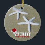 Ornamento De Cerâmica Natal Summer Starfish Beach Xmas<br><div class="desc">Uma design de Natal festiva na praia de verão,  mostrando estrelas-estrelas na areia com palavras "Feliz Natal" e chapéu de Papai Noel. Tema litoral perfeito para suas comemorações festivas e decoração.</div>