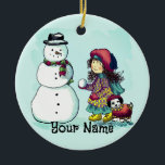 Ornamento De Cerâmica Neve Girl Snowman<br><div class="desc">moça de neve Neve,  nome personalizado ornamento por ArtMuvz Illustration. Combinação de presentes personalizados de boneco de neve e roupa. Para personalizar,  adicione seu nome ou adicione texto.</div>