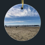 Ornamento De Cerâmica Newport Pier, Newport Beach, Califórnia<br><div class="desc">Vista do Newport Pier em Newport Beach,  Califórnia. O píer foi construído em 1889 e é um marco da Praia Newport. É um lugar muito popular para pescadores e surfistas locais! Foto: novembro de 2022.</div>