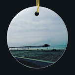 Ornamento De Cerâmica Newport Pier, Newport Beach, Califórnia<br><div class="desc">Uma vista de retorno do Newport Pier em Newport Beach,  Califórnia. O píer foi construído em 1889 e é um marco da Praia Newport. É um lugar muito popular para pescadores e surfistas locais! Esta foto foi tirada em janeiro de 2016.</div>