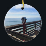 Ornamento De Cerâmica No Newport Pier, Newport Beach, Califórnia<br><div class="desc">Veja no píer em Newport Beach,  Califórnia. Uma bela manhã ensolarada,  poucas pessoas no cais com muitos bancos abertos e os achados clássicos de visão. Foto: novembro de 2022.</div>