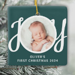 Ornamento De Cerâmica Nome da Cuaton Primeiro Foto de Natal - Keepsaokê<br><div class="desc">O Primeiro Ornamento Fotográfico de Natal deste bebê fofo é decorado com a palavra JOY em tipografia de na moda num fundo verde. Facilmente personalizável com sua foto,  nome e ano.</div>