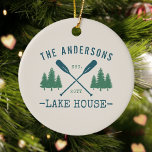 Ornamento De Cerâmica Nome da família Lago House Oars Rustic Pine Trees<br><div class="desc">Um adorno cerâmico, bonito e rústico, com seu nome familiar e casa do lago, cabana, chalé ou outro texto desejado e sua data estabelecida, tudo em tipografia rústica. Este design exclusivo e personalizado apresenta remos, remos, remos e pinheiros azuis em verde macio. A cor de base do creme de designs...</div>
