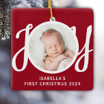 Ornamento De Cerâmica Nome do Cuaton Primeiro Foto de Natal Red Keepsawn<br><div class="desc">O Primeiro Ornamento Fotográfico de Natal deste bebê fofo é decorado com a palavra JOY em tipografia de na moda num fundo vermelho. Facilmente personalizável com sua foto,  nome e ano.</div>
