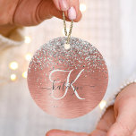 Ornamento De Cerâmica Nome do Monograma do Glitter Metálico Brutado Dour<br><div class="desc">Personalize facilmente esse design de ornamento de cerâmica em moda,  apresentando bonito cintilação prateada cintilante em um fundo metálico escovado de rosa dourado.</div>