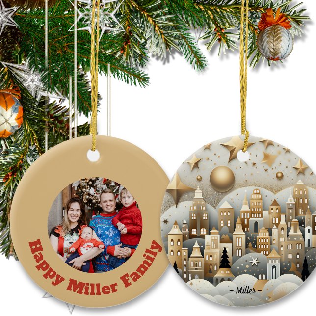 Ornamento De Cerâmica Nome e Foto da Família Personalizada da Vila de Na (Criador carregado)