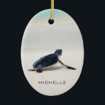 Ornamento De Cerâmica Nome Personalizado da Viagem Turtle Beach | Nature<br><div class="desc">Esta design apresenta um fazer de tartaruga bebê é o caminho para o oceano depois de ser nascer. Personalize editando o texto na caixa de texto ou exclua o texto sem nome. #tartaruga #sealife #ocean #seaturtle #leatherback #Beach #sealife #personalizado #nome #natal #feriados #sazonal #ornamentos #festivos #decorações #decorações #decorações de natal...</div>