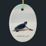 Ornamento De Cerâmica Nome Personalizado da Viagem Turtle Beach | Nature<br><div class="desc">Esta design apresenta um fazer de tartaruga bebê é o caminho para o oceano depois de ser nascer. Personalize editando o texto na caixa de texto ou exclua o texto sem nome. #tartaruga #sealife #ocean #seaturtle #leatherback #Beach #sealife #personalizado #nome #natal #feriados #sazonal #ornamentos #festivos #decorações #decorações #decorações de natal...</div>